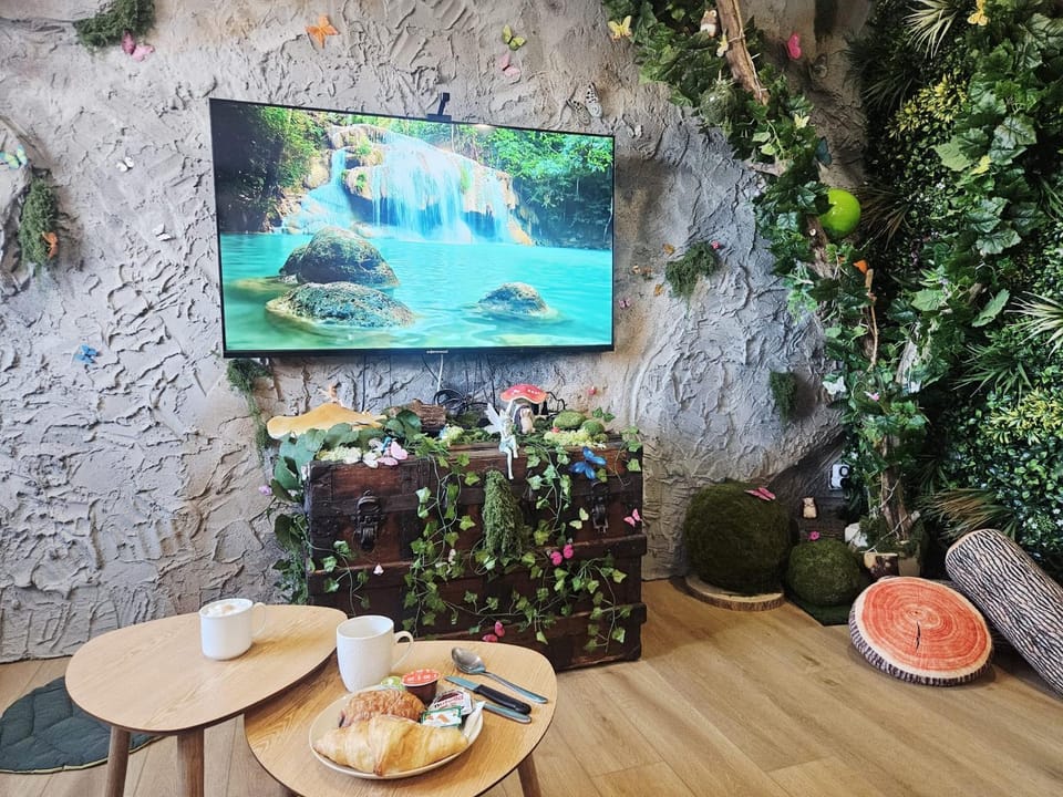 TV and multimedia, Living room, Food and drinks, Seating area