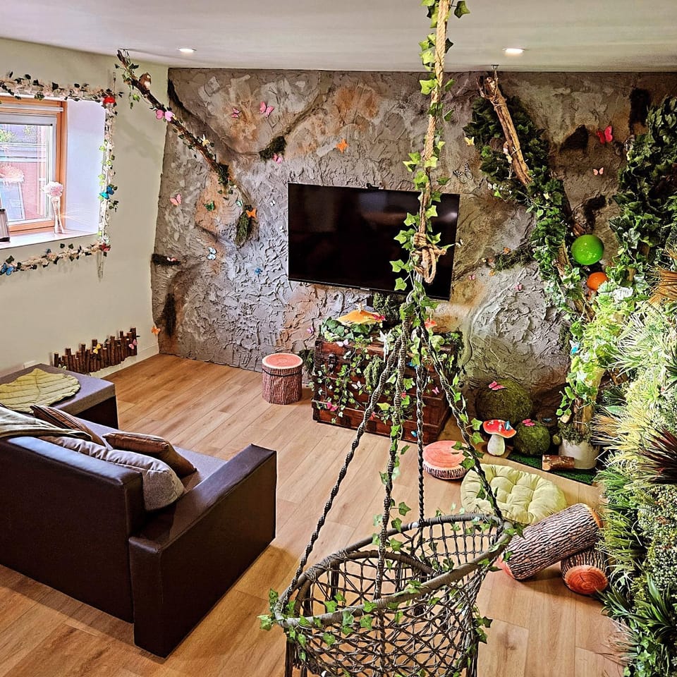 Property building, TV and multimedia, Living room, Seating area