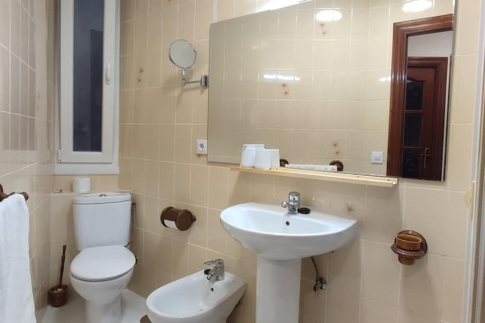 Toilet, Bathroom, towels