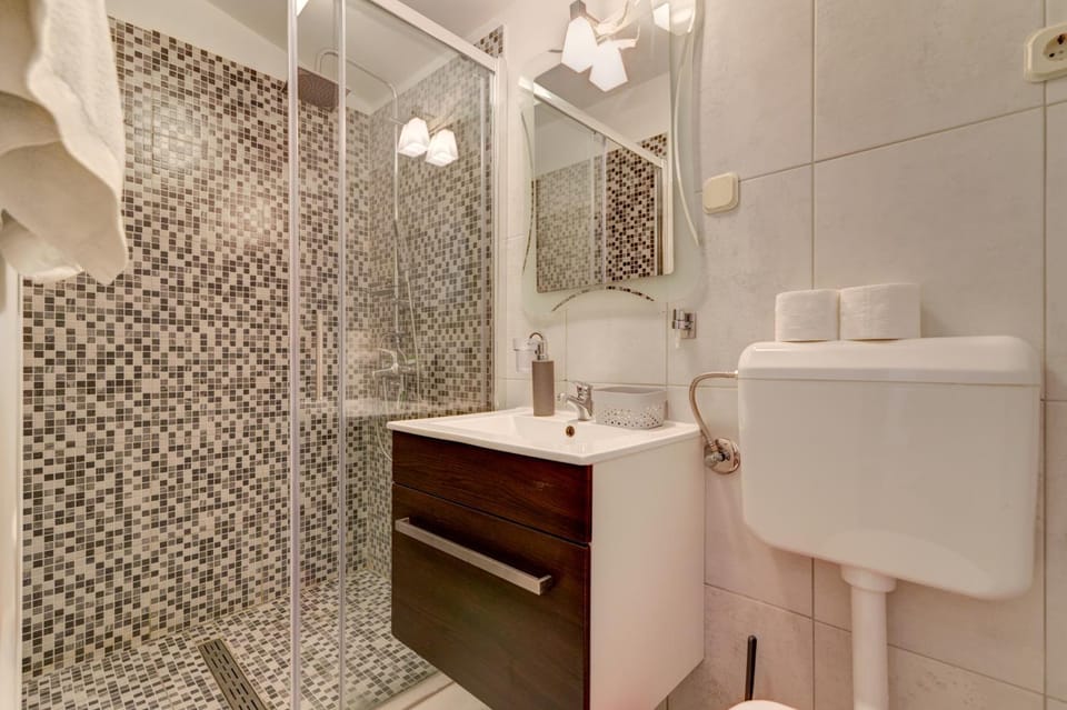 Shower, Bathroom, towels