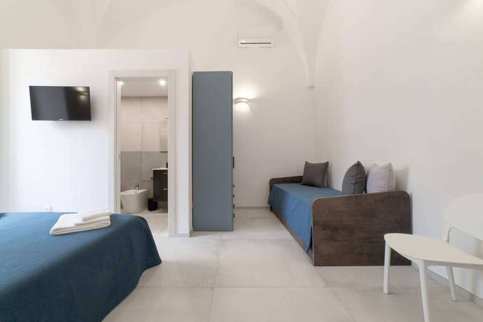 Bed, Photo of the whole room, Seating area