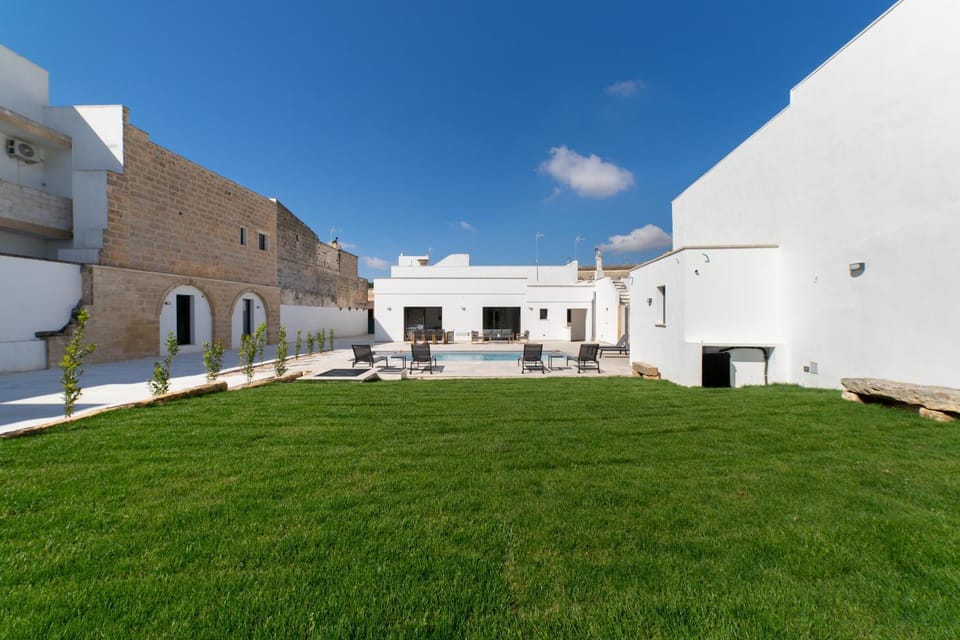 Property building, Day, Natural landscape, Garden, Garden view