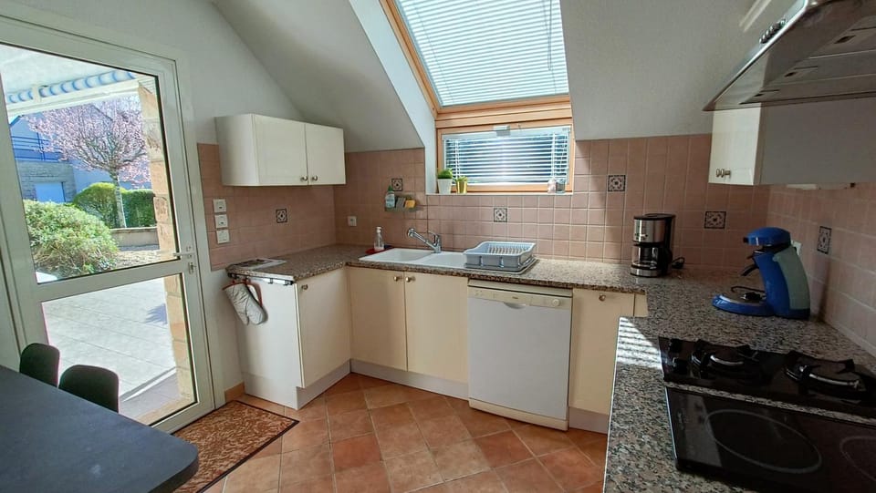 Coffee/tea facilities, Kitchen or kitchenette, Dining area, dishwasher, oven, stove, toaster, kitchen