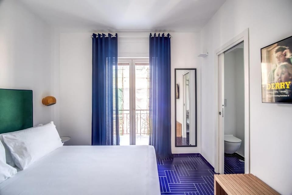 Bed, TV and multimedia, Photo of the whole room, Bedroom