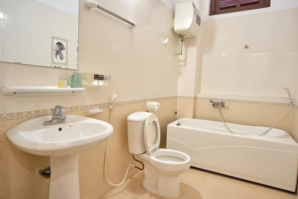bidet, towels
