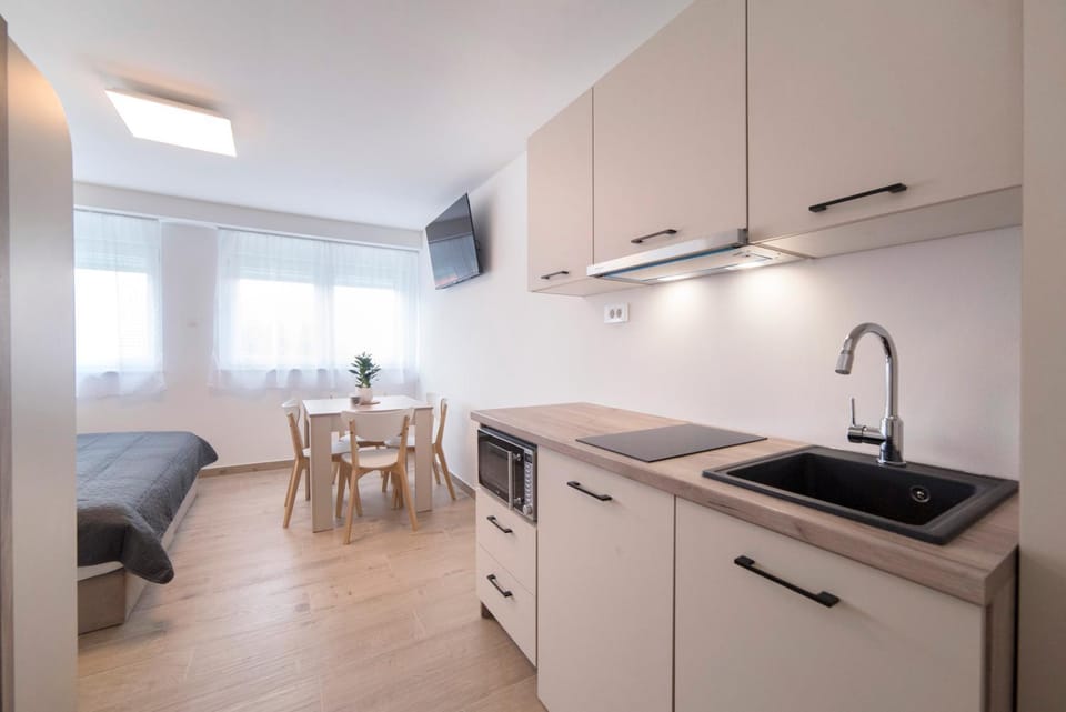 Kitchen or kitchenette, minibar, stove