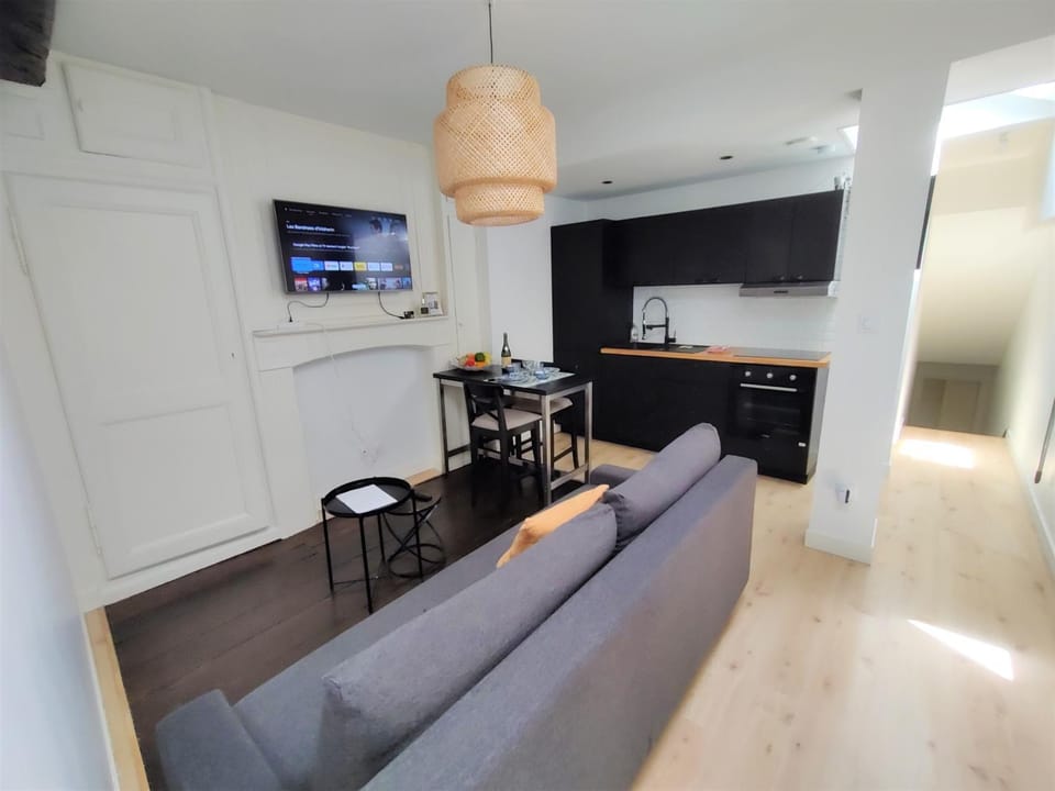 TV and multimedia, Kitchen or kitchenette, Living room, Seating area, Dining area, oven, stove