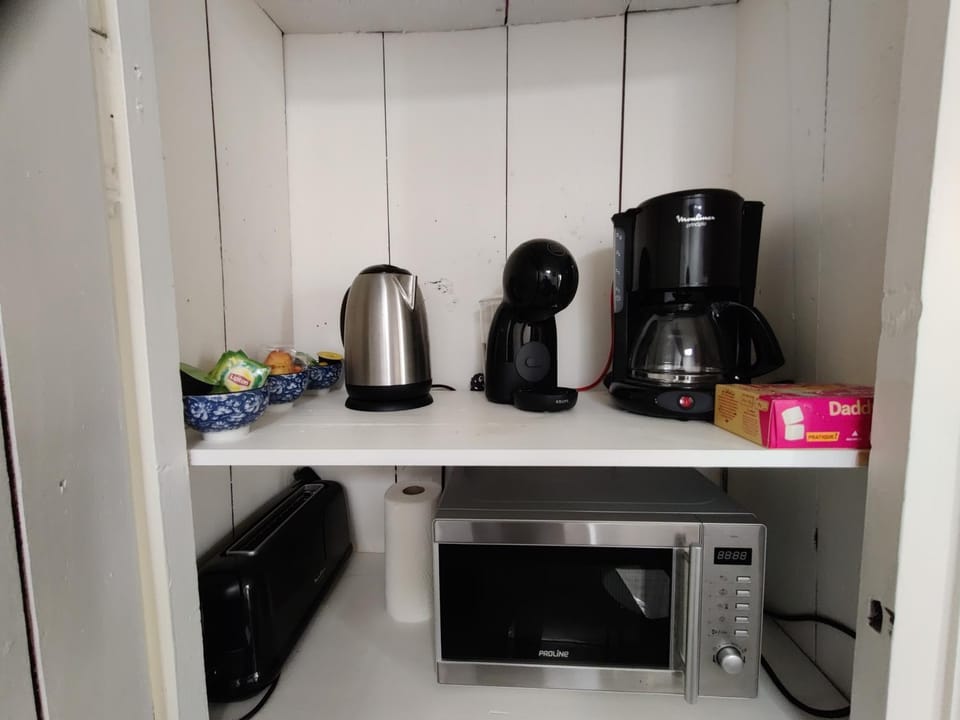 Coffee/tea facilities, toaster