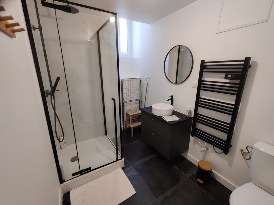 Shower, Toilet, Bathroom, towels