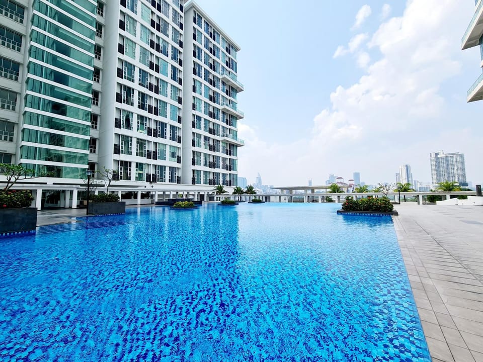 Property building, Day, Pool view, Swimming pool