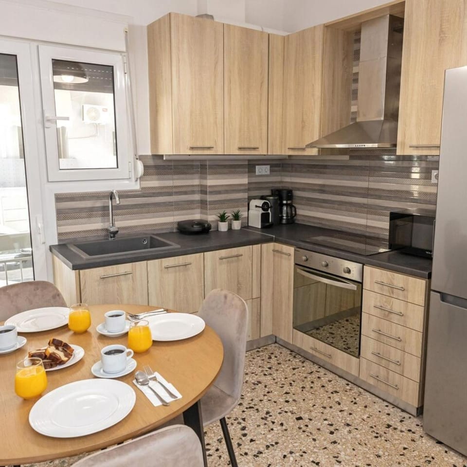 Kitchen or kitchenette, Dining area, oven, stove