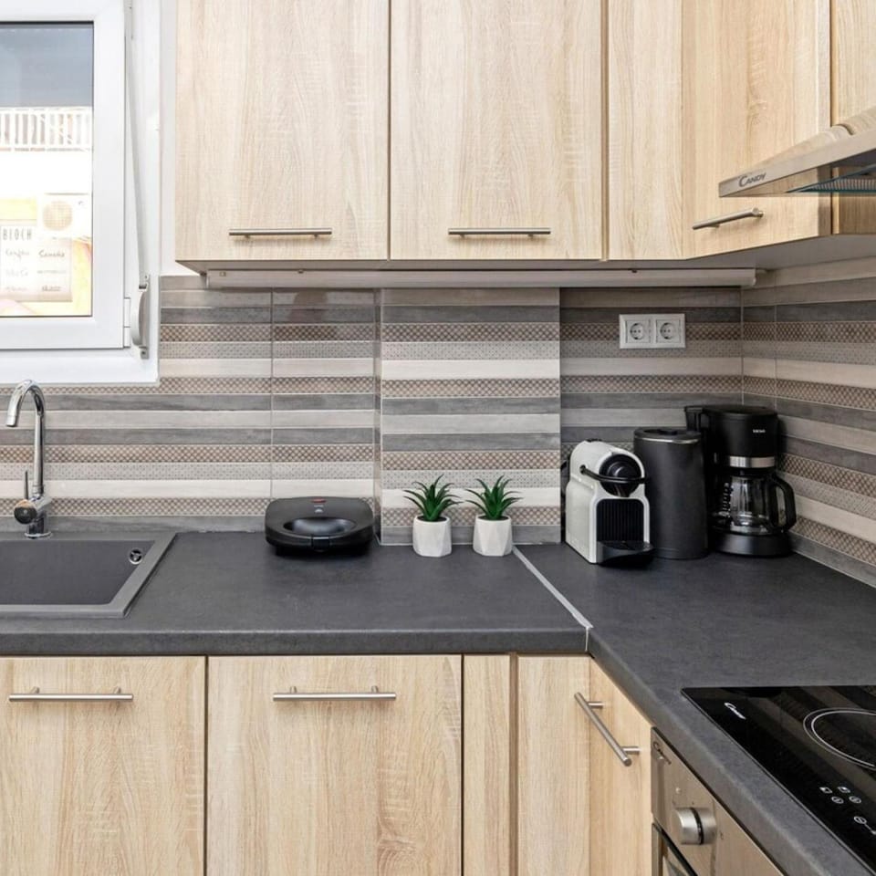 Coffee/tea facilities, Kitchen or kitchenette, stove