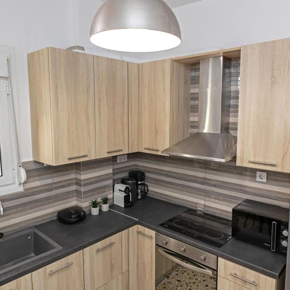 Coffee/tea facilities, Kitchen or kitchenette, microwave, oven, stove