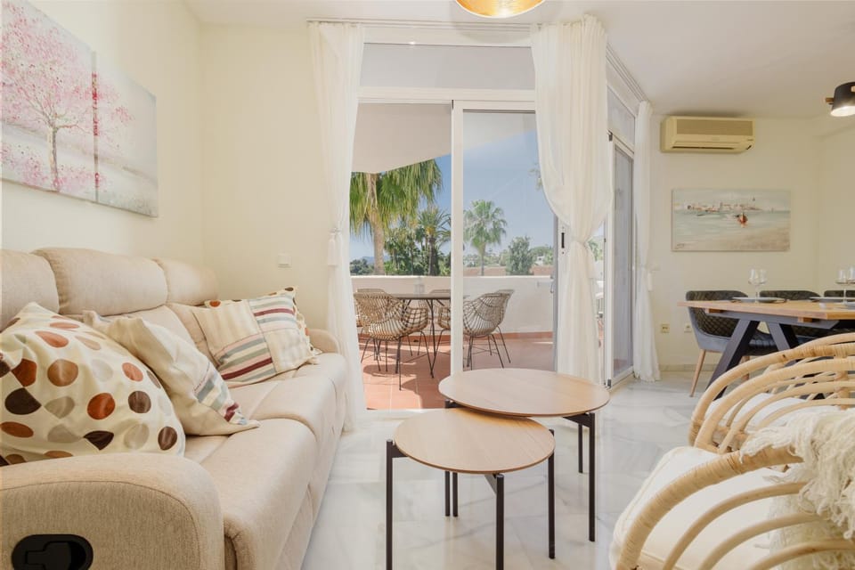 Living room, Seating area, Dining area, air conditioner