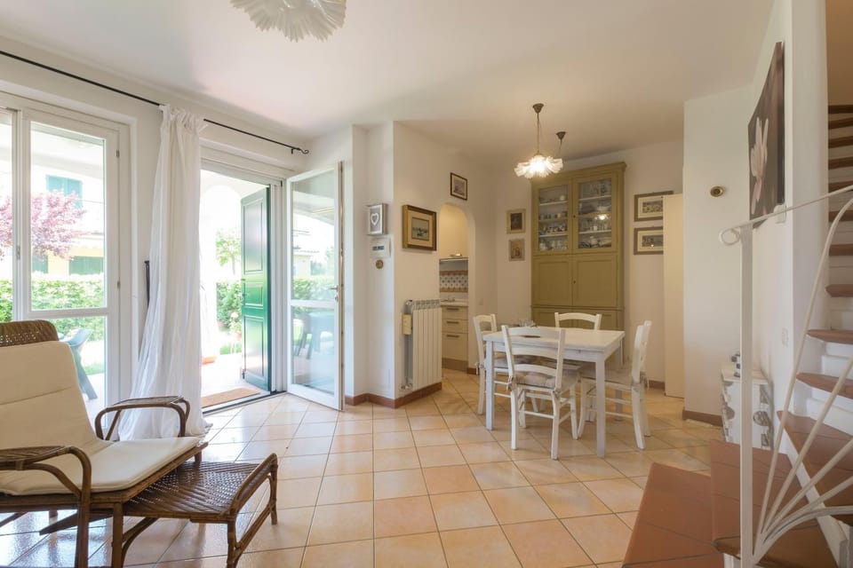 Day, Living room, Seating area