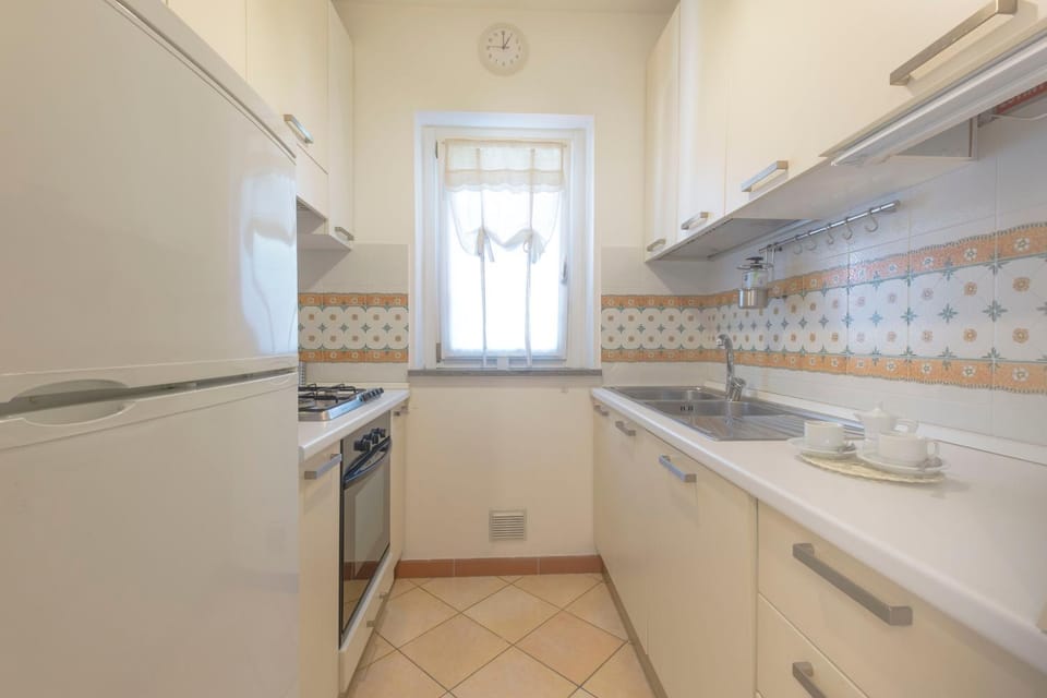 Kitchen or kitchenette, oven, kitchen