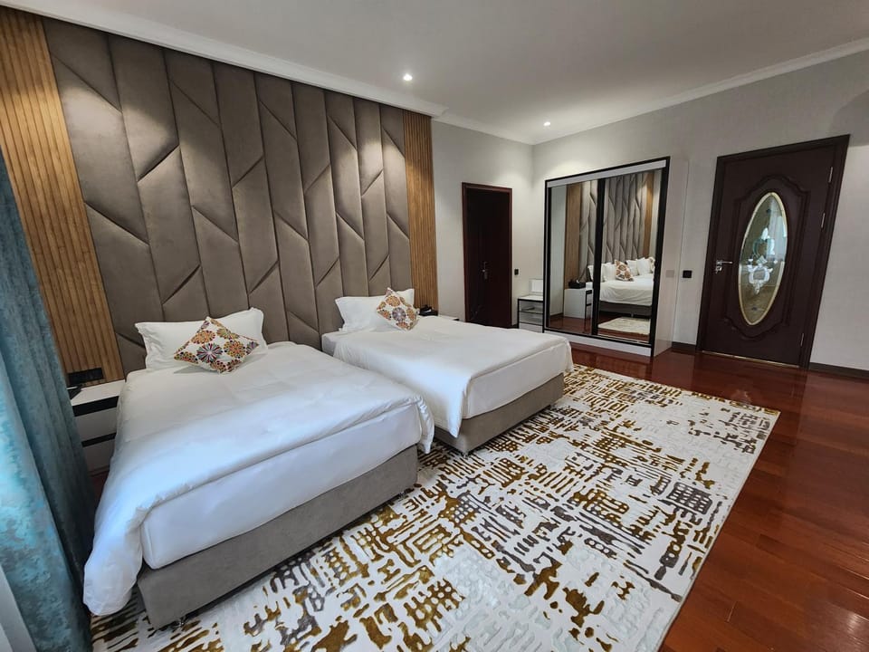 Bed, Photo of the whole room, Decorative detail, Bedroom, wardrobe