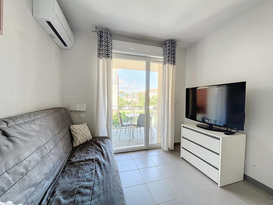 TV and multimedia, Living room, Seating area, air conditioner