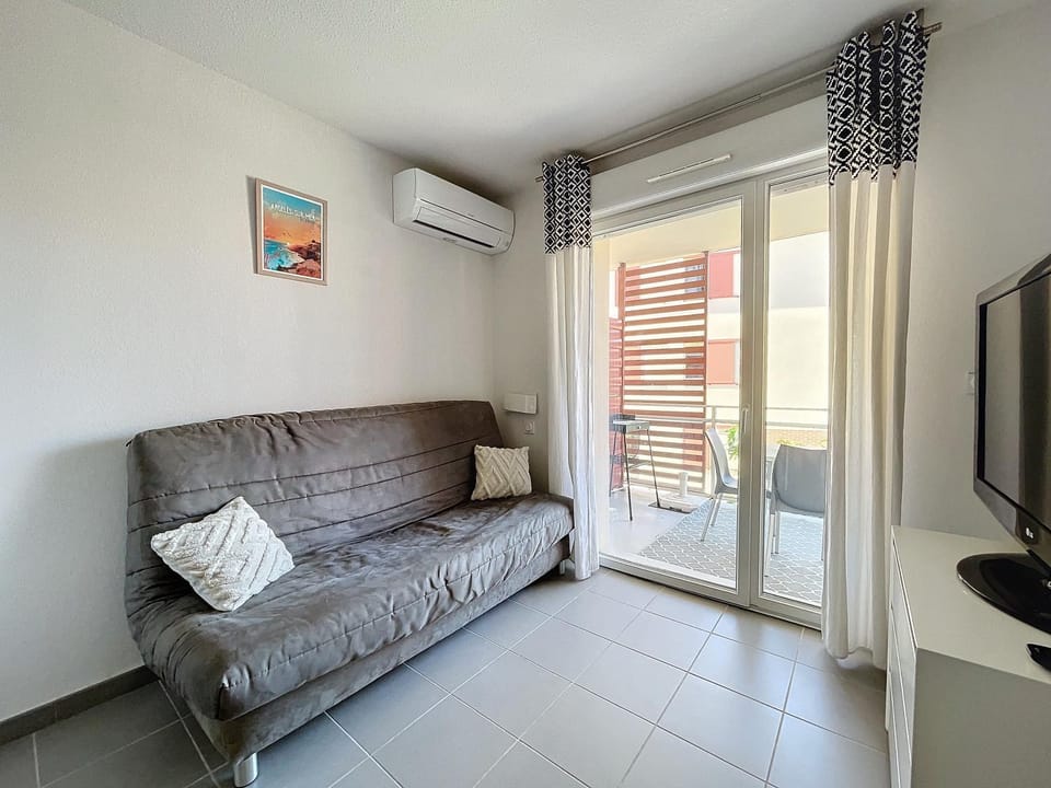 TV and multimedia, Seating area, air conditioner