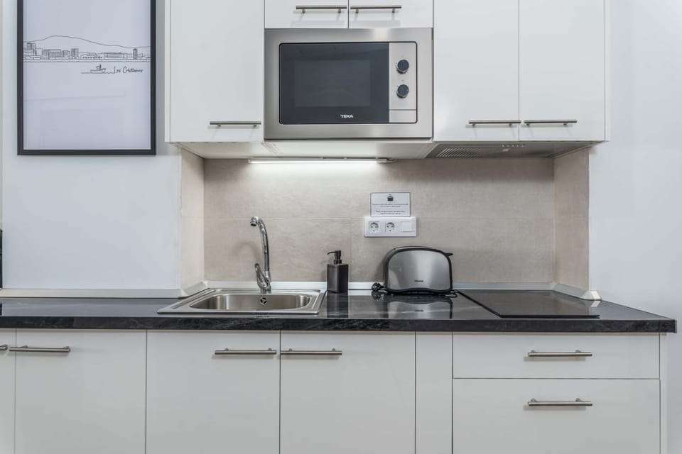 Kitchen or kitchenette, minibar, stove