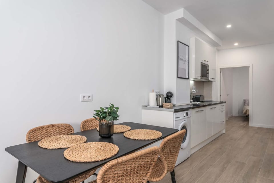 Kitchen or kitchenette, Dining area, minibar