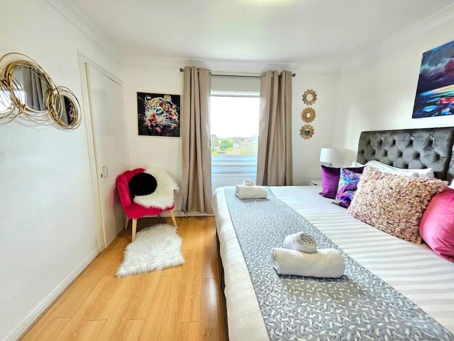 Bed, Photo of the whole room, Seating area, Bedroom, towels