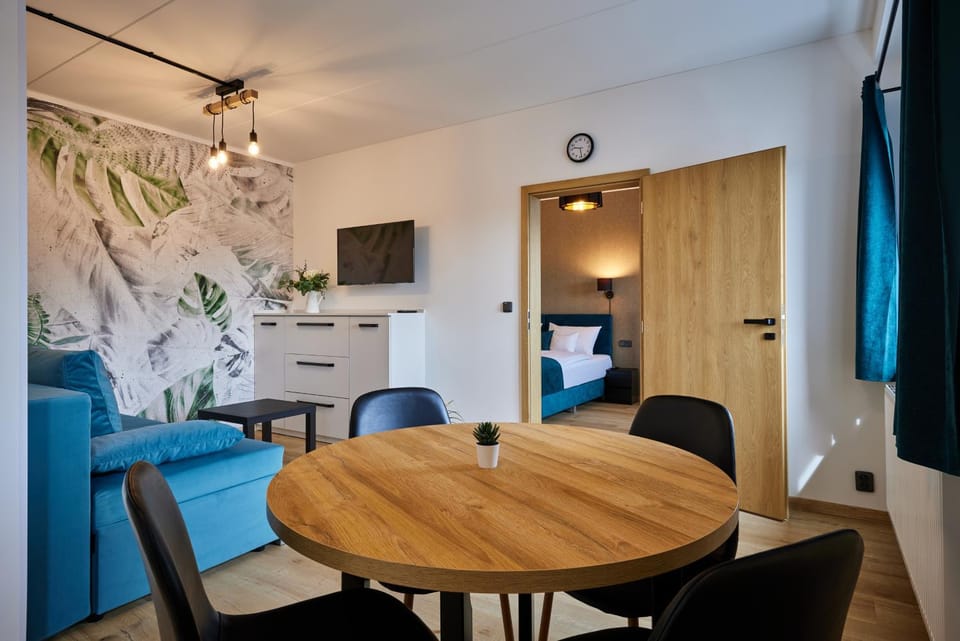Bed, TV and multimedia, Living room, Photo of the whole room, Seating area, Bedroom