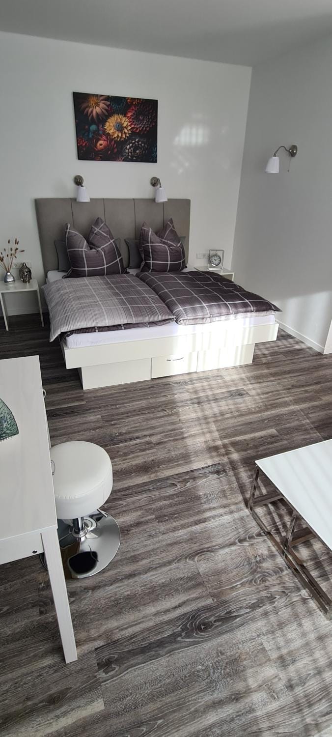 Bed, Living room, Photo of the whole room, Seating area, Bedroom