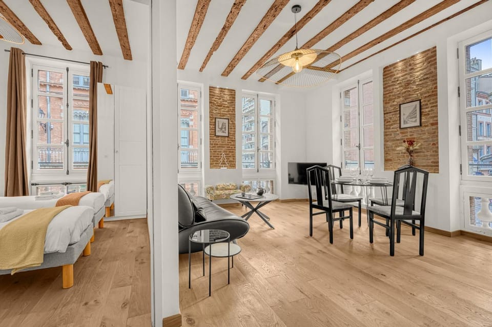 Bed, Living room, Dining area, Bedroom