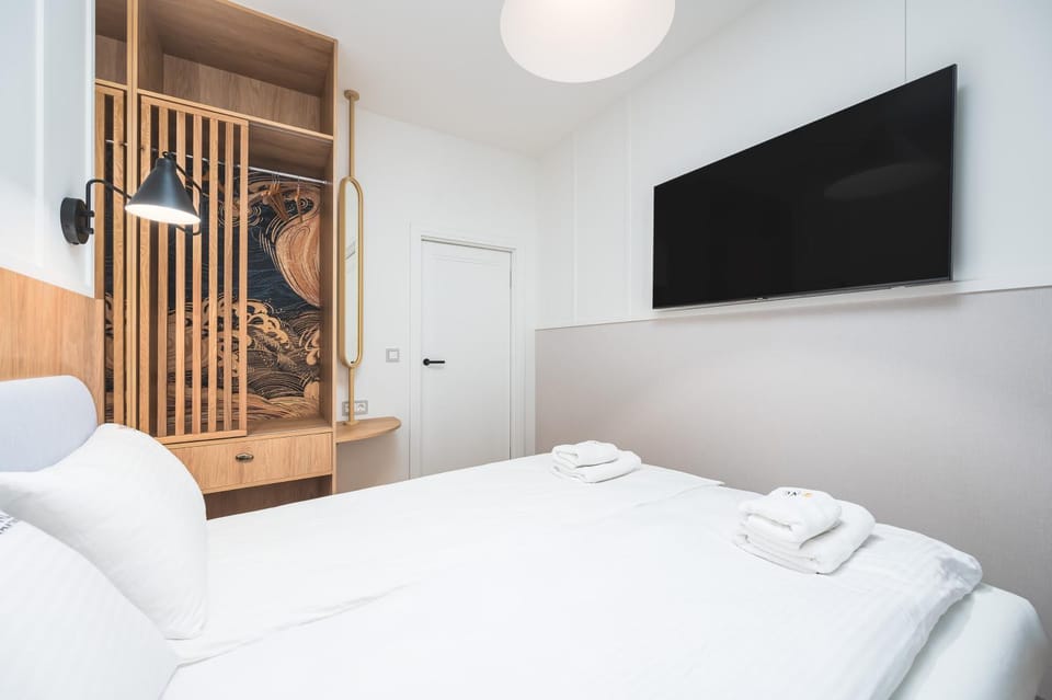 Bed, TV and multimedia, Photo of the whole room, Bedroom, towels, wardrobe