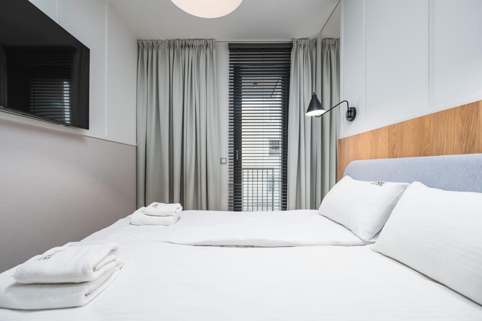 Bed, TV and multimedia, Bedroom, towels