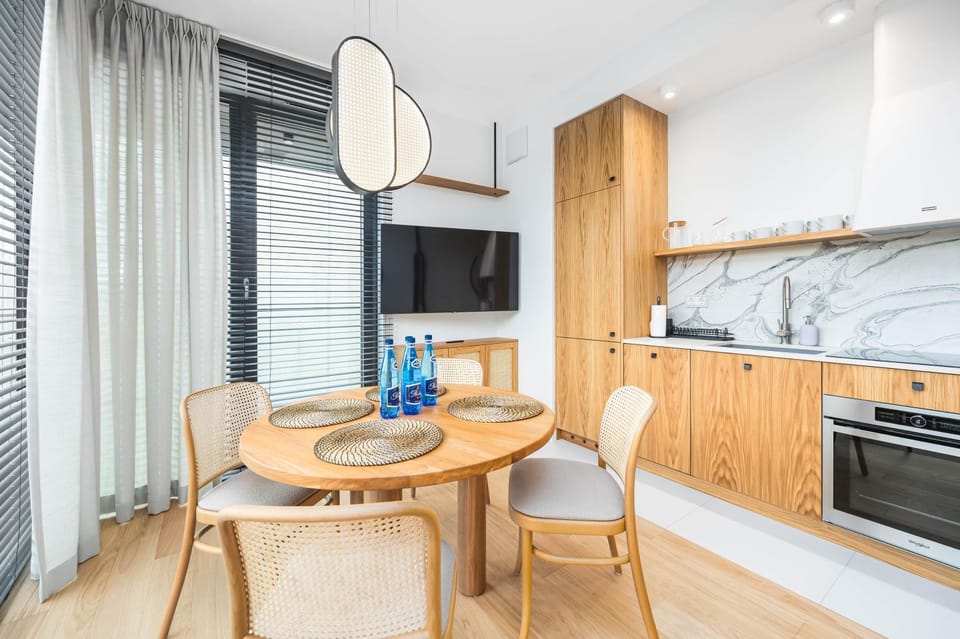 TV and multimedia, Kitchen or kitchenette, Living room, Seating area, Dining area