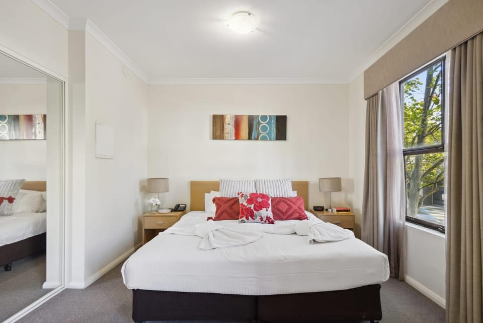 2BDR 1BTH 1PRK - Northbridge Magic Apartment in Perth
