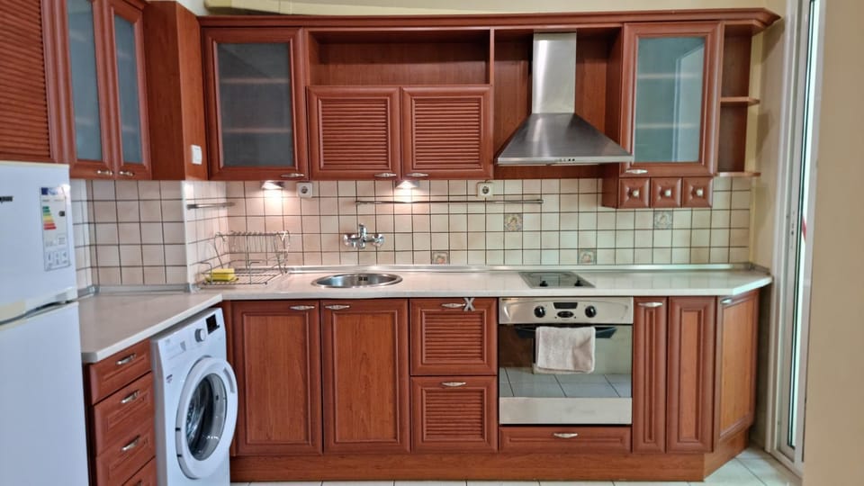 Kitchen or kitchenette, dishwasher, oven, washing machine
