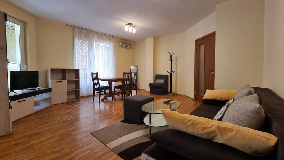 Communal lounge/ TV room, TV and multimedia, Living room, Seating area, Evening entertainment