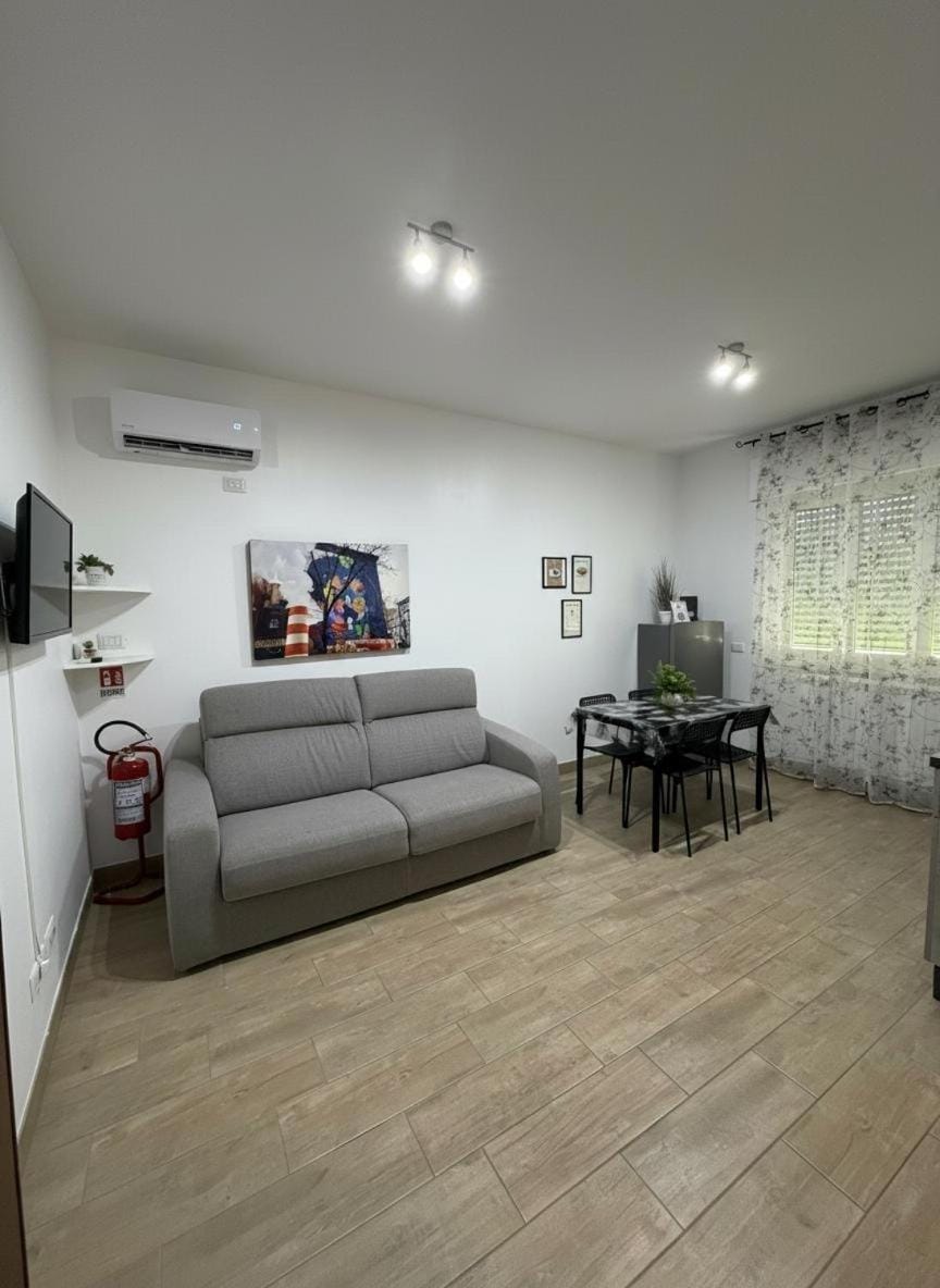 TV and multimedia, Living room, Seating area, air conditioner