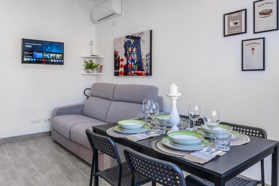 TV and multimedia, Living room, Seating area, Dining area, air conditioner