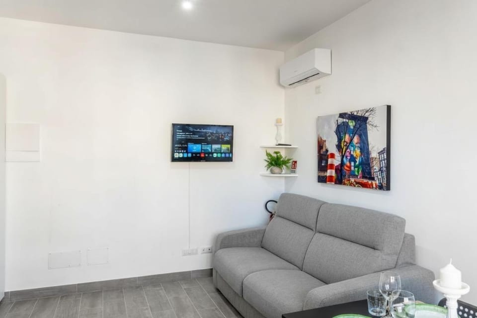 Communal lounge/ TV room, TV and multimedia, Living room, Seating area, Evening entertainment, air conditioner