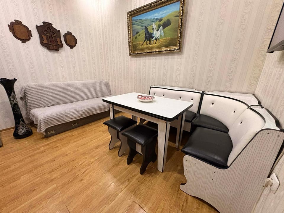 Photo of the whole room, Dining area