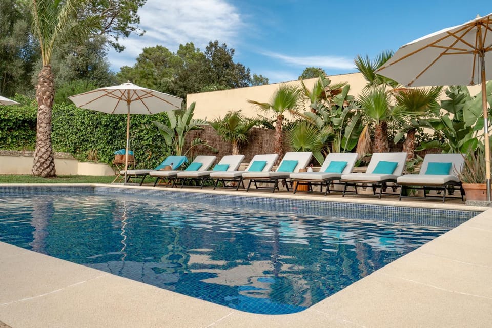 Swimming pool, sunbed