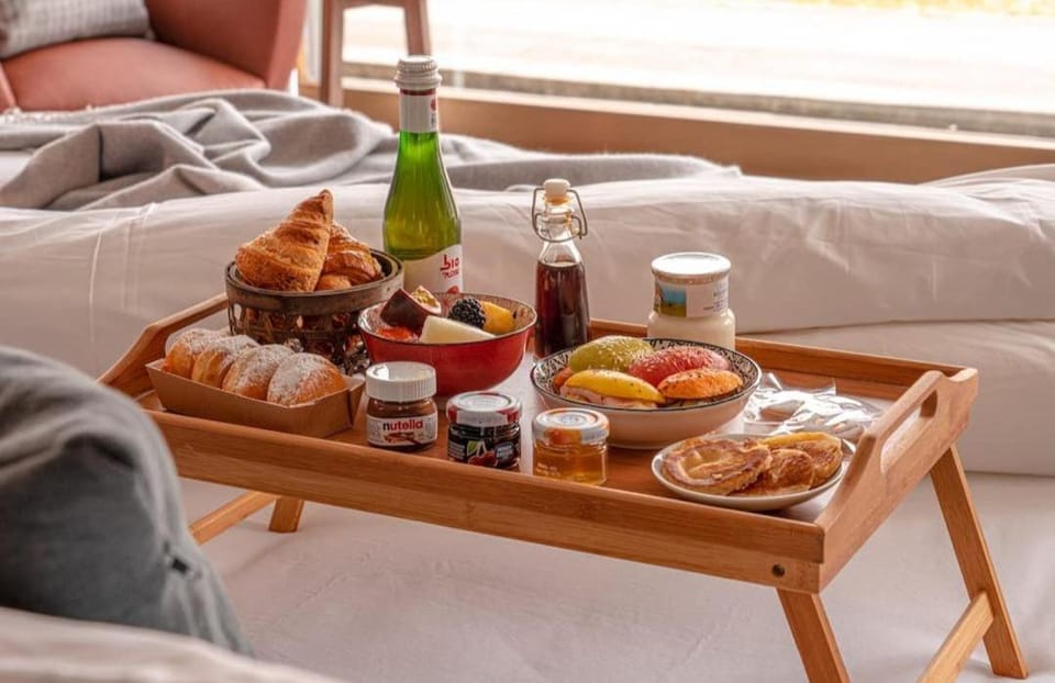 Bed, Living room, Photo of the whole room, Bedroom, Food, Breakfast, Dinner, Drinks