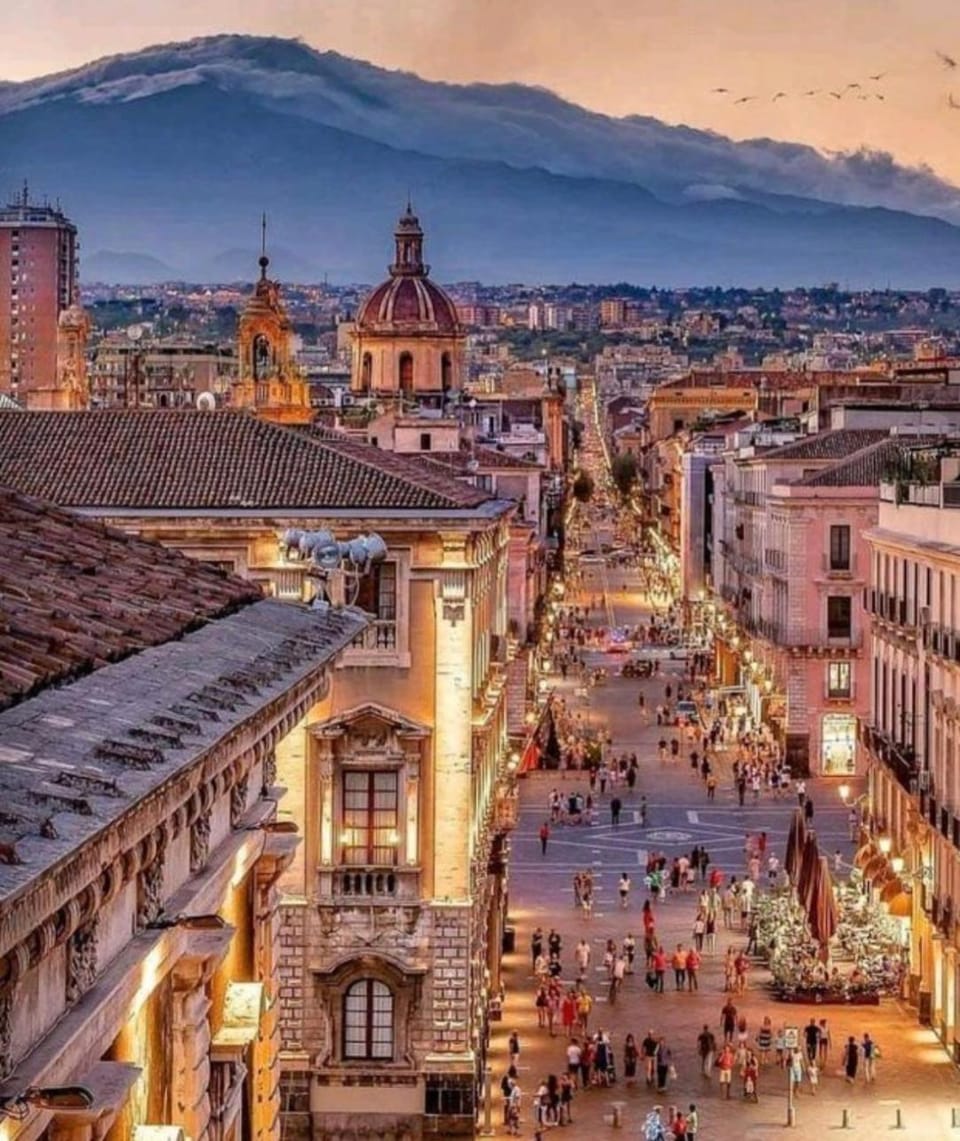 Property building, Nearby landmark, Day, People, Neighbourhood, Natural landscape, Food and drinks, Evening entertainment, Food, City view, Street view, Location, group of guests