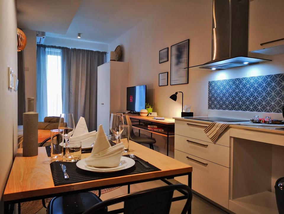 Kitchen or kitchenette, Dining area