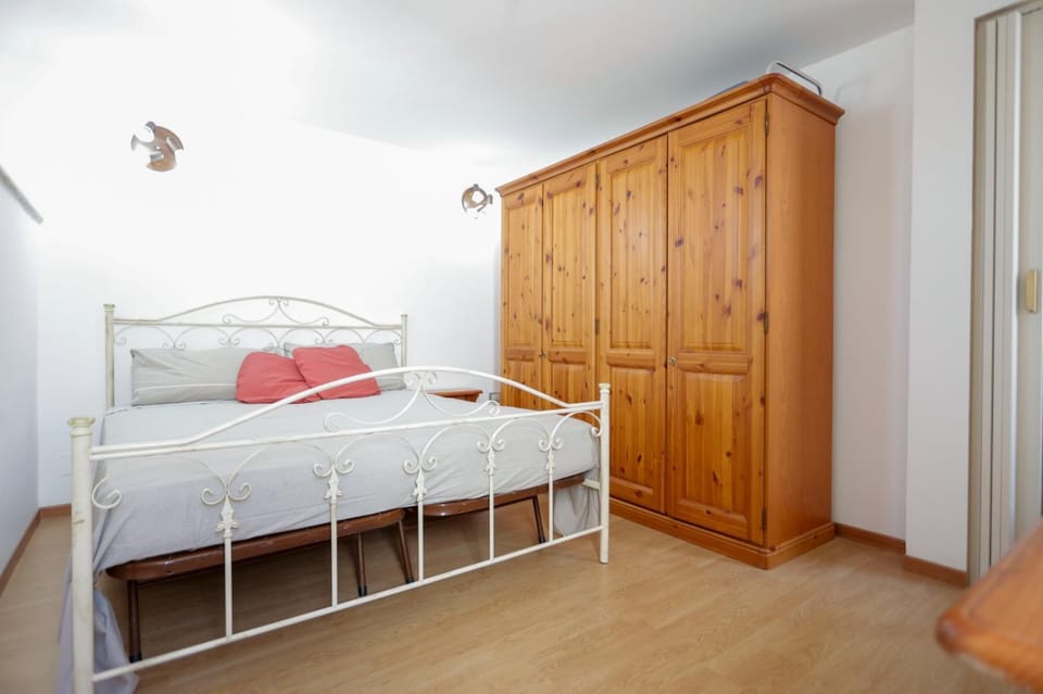 Photo of the whole room, Bedroom, wardrobe