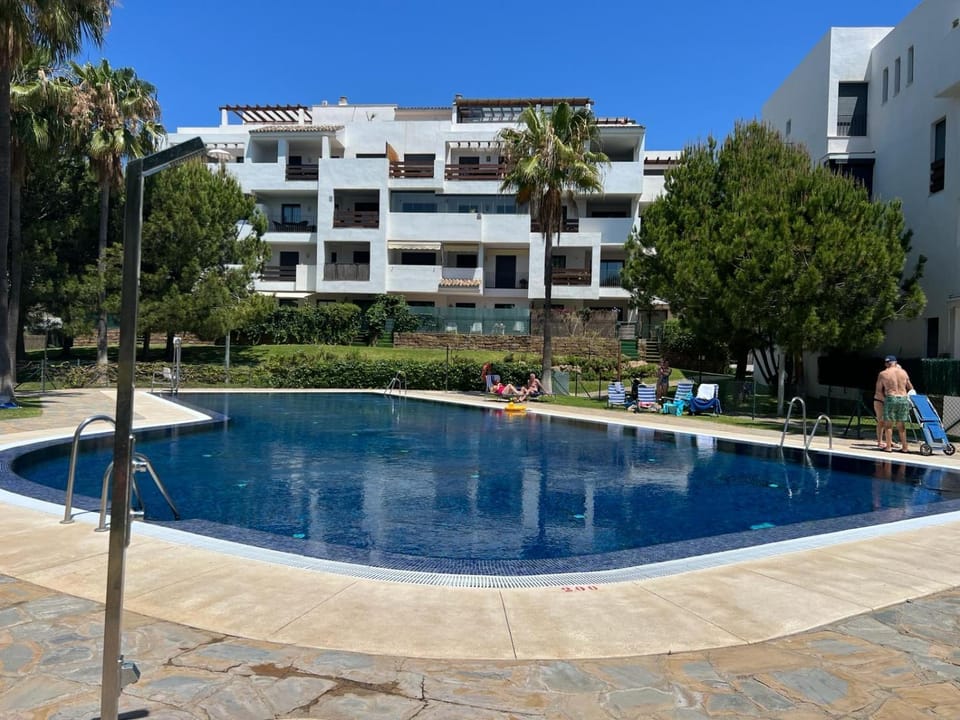 Property building, Day, Swimming pool