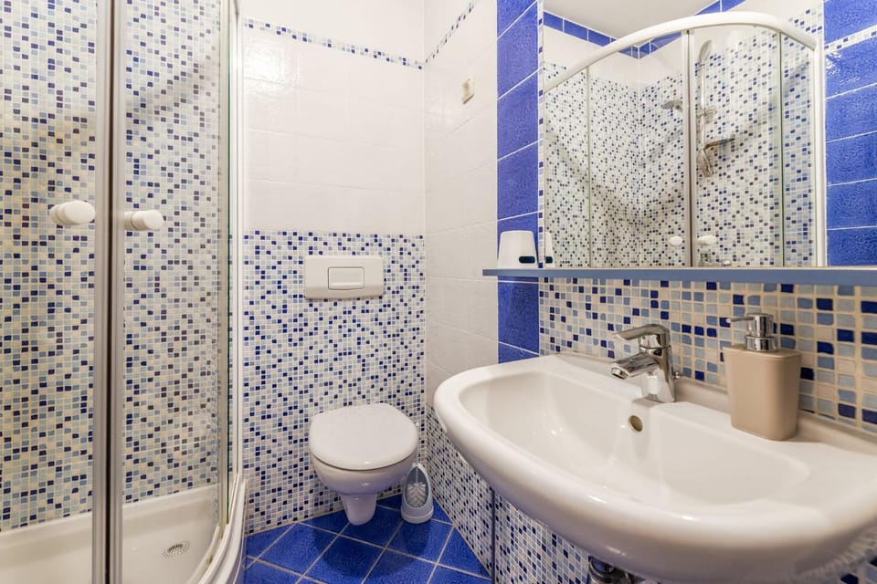 Shower, Toilet, Bathroom, towels