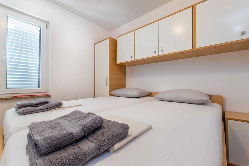 Bed, Bedroom, towels, wardrobe