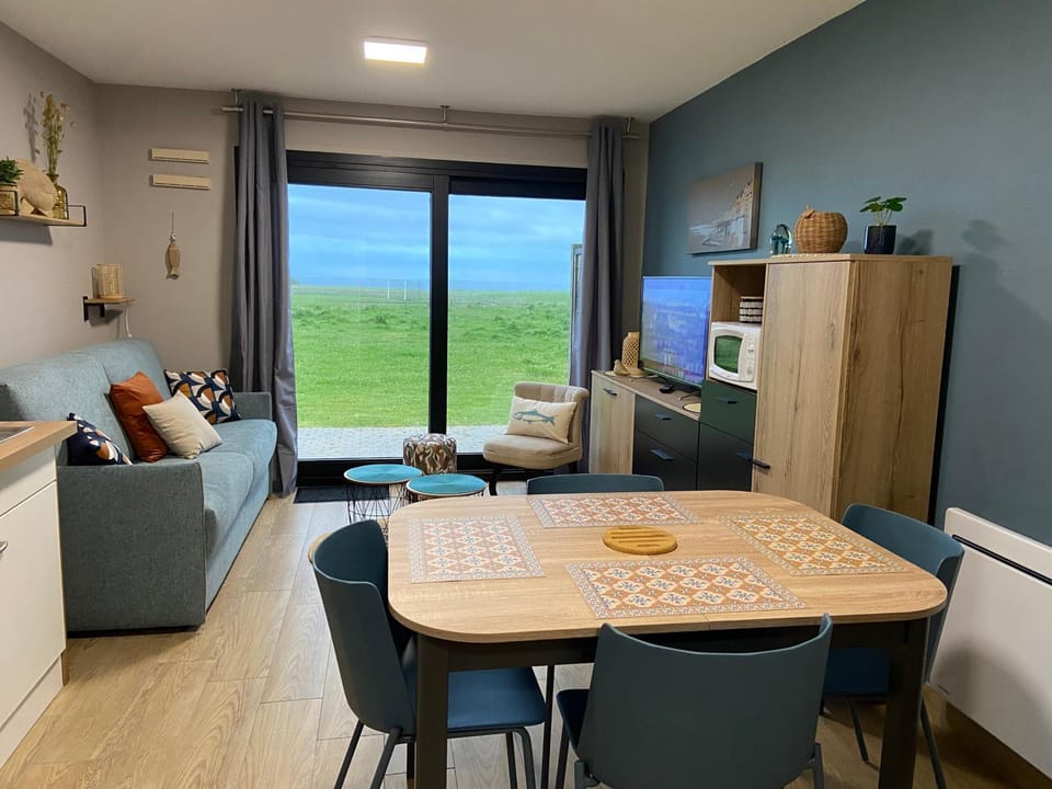 Seating area, Dining area
