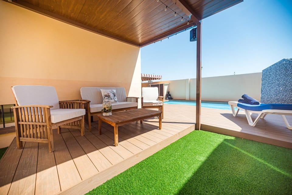 View (from property/room), Balcony/Terrace, Mountain view, Swimming pool, sunbed