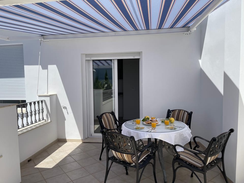 Patio, Balcony/Terrace, Food and drinks, Seating area